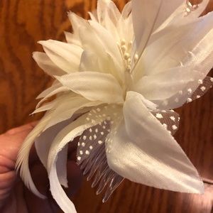 🎉HP 🥂Ivory feather fascinator